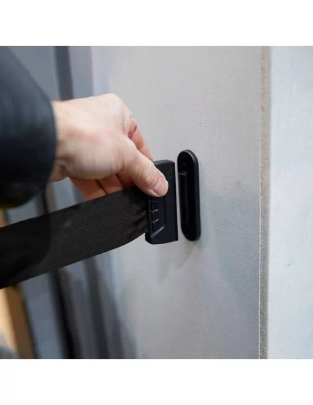Cinta retráctil negra con soporte mural para control de accesos