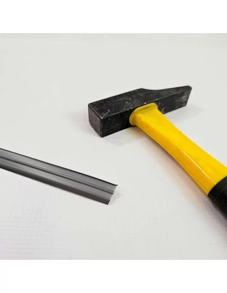 Bande Keder gris PVC avec âme en silicone pour installation au marteau