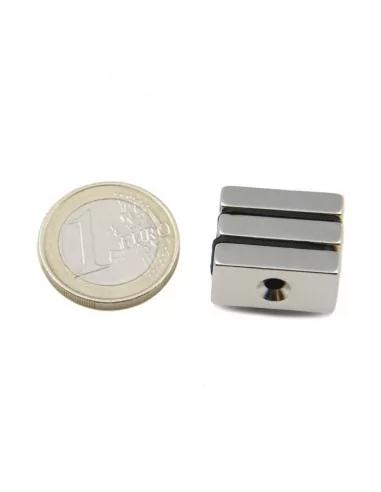 Bloque avellanado de neodimio 20 × 10 × 5 (⌀3) mm N35 cara Sur (2 taladros) Bloque avellanado de neodimio 20 × 10 × 5 (⌀3) mm N35 cara Sur (2 taladros)