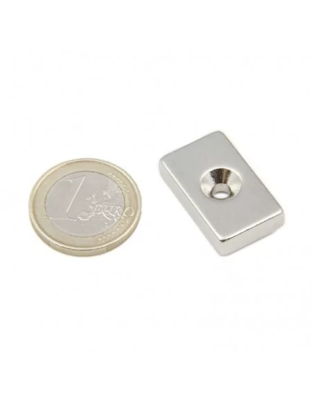 Bloque avellanado de neodimio 26 × 15.5 × 5.5 (⌀4) mm N35 cara Norte Bloque avellanado de neodimio 26 × 15.5 × 5.5 (⌀4) mm N35 cara Norte