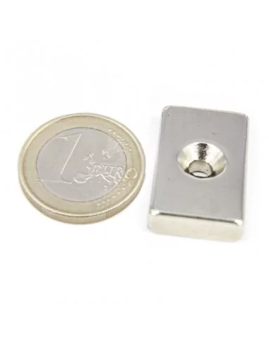 Bloque avellanado de neodimio 26 × 15.5 × 5.5 (⌀4) mm N35 cara Sur