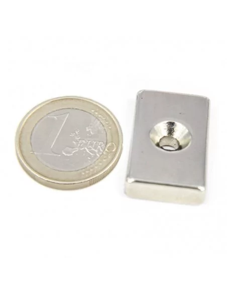 Bloque avellanado de neodimio 26 × 15.5 × 5.5 (⌀4) mm N35 cara Sur