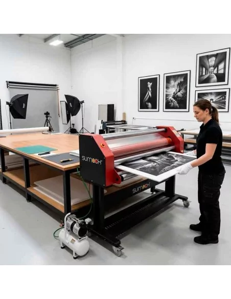 Laminadora eléctrica y neumática de 160 cm Sumach T165Pro con un rodillo calorífico