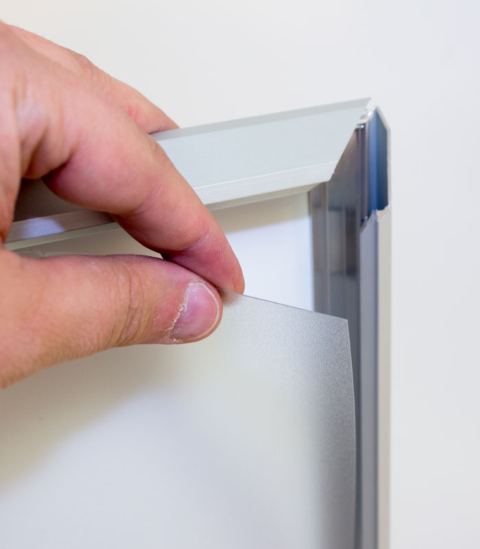 Marco de aluminio con sistema clik para cartel de 70x100 cm con perfil de  25 mm
